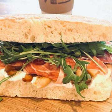 15か月熟成生ハム・イタリア産ルッコラ・ぺコリーナチーズ