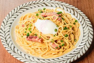 黒七味のスパイシーカルボナーラ～温玉のせ～