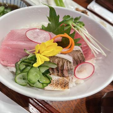 天然マグロ入り三種の海鮮丼
