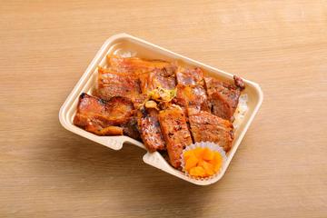 北海道産 特盛ピリ辛豚丼弁当 ロース・肩ロース・バラ相盛