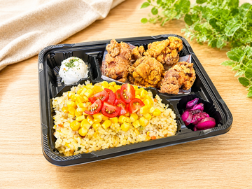 から揚げ＆トマトコーン炒飯弁当