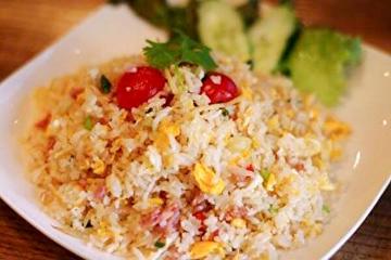 KPT チェンマイソーセージ入りチャーハン Fried Rice With Chiang Mai Sausage
