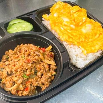 ガパオムー(豚肉)+ご飯+ スクランブルエッグ ++
