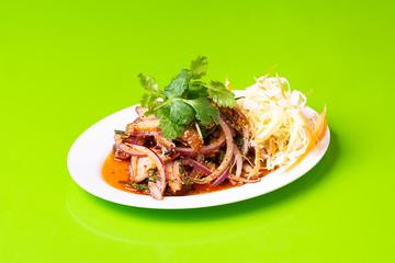 豚トロスパイシーサラダ Spicy pork belly salad