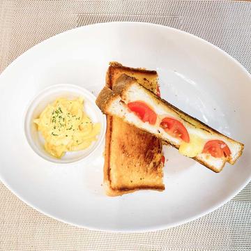トマトとグリルドチーズサンド(マスタードオニオン付き)