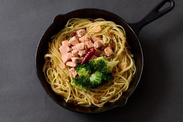 サーモンとブロッコリーのペペロンチーノ Salmon ＆ Broccoli Peperoncino