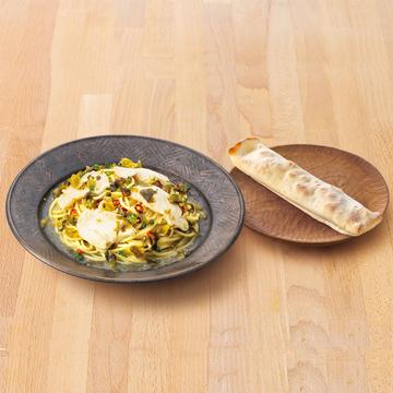 101.桜姫鶏と高菜のピリ辛おだしパスタ<ベーコンのトマトスティックピザ付き>