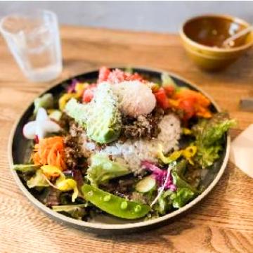 オーガニックを中心とした野菜がたっぷりとれる名物タコライス