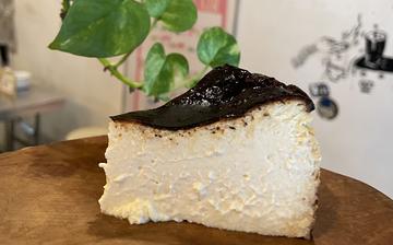 期間限定！抹茶味！自家製甘麹バスクチーズケーキ