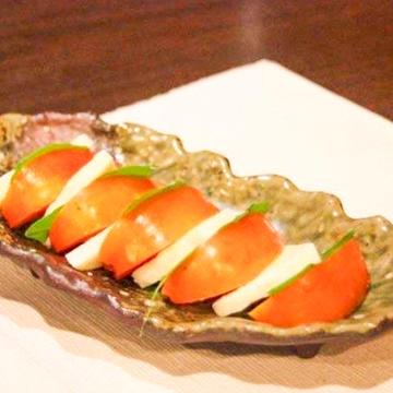 トマトとモッツァレラチーズのサラダボウルSalad bowl with tomato and mozzarella cheese