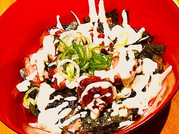 からあげ丼の特製マヨソースがけ