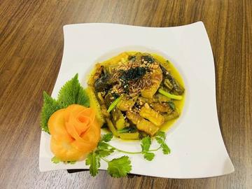 Ln Xo Chui u あげ豆腐と若バナナ、ウナギ炒め