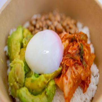アボカドキムチ納豆丼