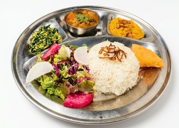 ベジミールズ(豆カレー、野菜カレー、おかず一種、バスマティライス、サラダ、パパダン)