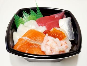 海鮮丼 A bowl of rice topped with seafood