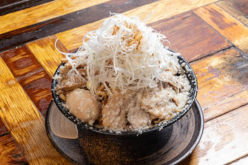 爆盛全部のせ油脂麺 Monster-Sized 'The Works' Oil Noodles