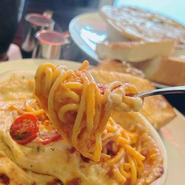 グラタン風トマト風味のパスタ