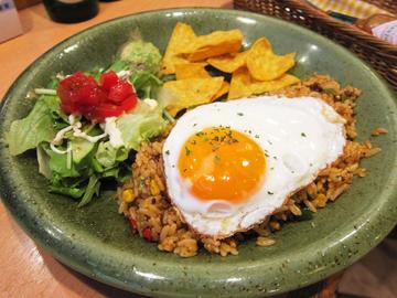 鶏肉バジル炒め(目玉焼き)