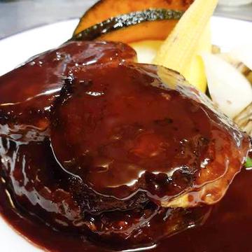 自家製ハンバーグ フォアグラを載せたロッシーニ風 Homemade hamburger with foie gras