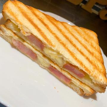 燻製ベーコン×チーズホットサンド