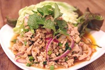 イサーン地方鶏挽肉辛すっぱサラダ Isan-Style Spicy Minced Chicken Salad