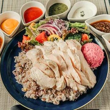 五穀米使用！ジューシーチキンオーバーライス(低温調理のむね肉150g)