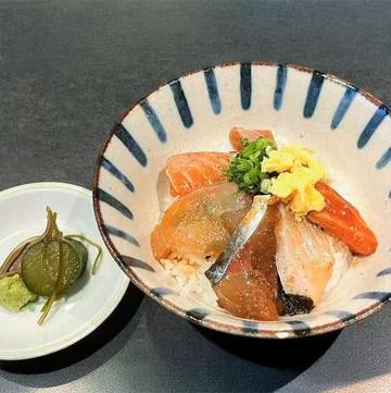 自家製の出汁割り醤油で作った海鮮丼