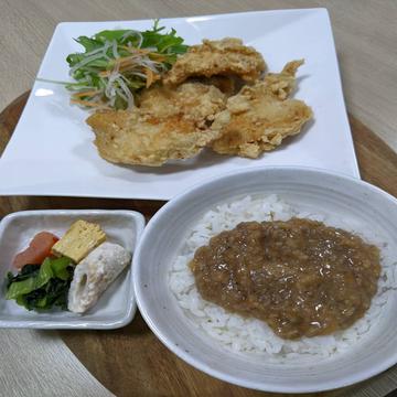 肉みそご飯の鶏ムネ唐揚げ定食