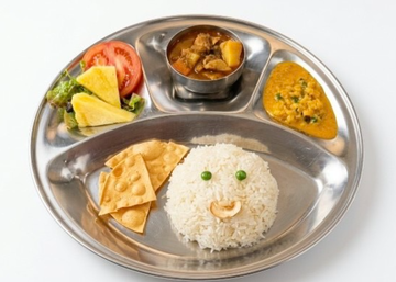 キッズプレート(チキン野菜カレー、豆カレー、ミニサラダ、ライス、パパダン)