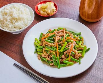 ニンニクの芽と豚肉の炒め Pork ＆ Garlic Shoots Stir-Fry