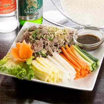 レア牛肉とレモングラスサラダ (B Ti Chanh)