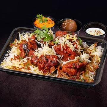 チキンビリヤニデザートグリーンサラダChicken biryani dessert green salad