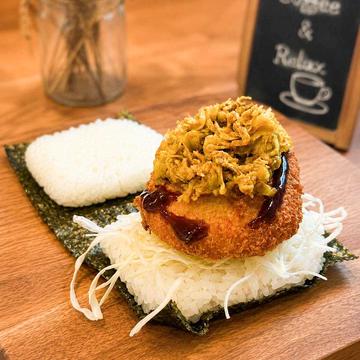 コロッケおにぎりサンド