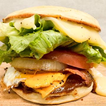 横綱スペシャルバーガー(ベーコン、エッグ、チーズ入り)