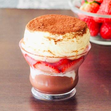 スフレパンケーキパフェ(チョコ苺)
