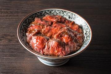 萬牛_ハラミ丼 肉1.5倍/ つぼ漬け、自家製辛子にんにく付