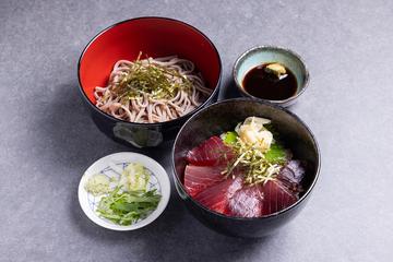 豊洲直送マグロ丼とハーフ蕎麦セット