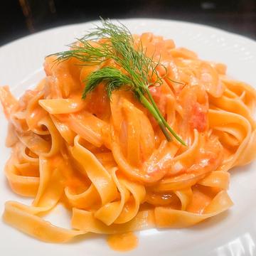 オマール海老のビスクとトマトのクリームパスタ/ 生パスタ・フェットチーネ