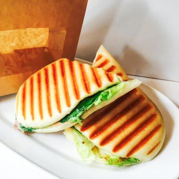 生ハムとルッコラのパニーニ