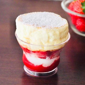 スフレパンケーキパフェ(ストロベリー)