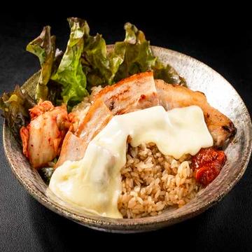 チーズサムギョプサル丼 Samgyeopsal Rice Bowl with Cheese