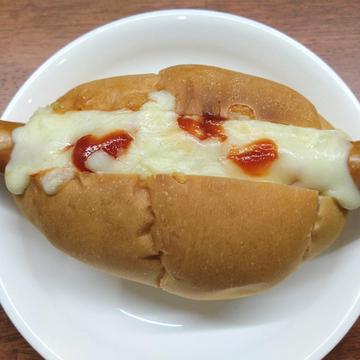 ピッツァチーズのホットドッグ( 15cmポークウィンナー＆モッツァレラチーズ)