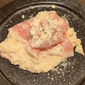 山盛り生ハムのチーズリゾット