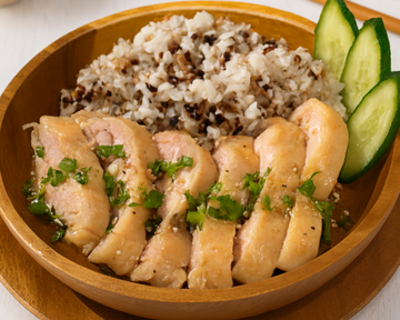 16穀米ともも肉のカオマンガイ Khao Man Gai with 16-Grain Rice (Chicken Thigh)        