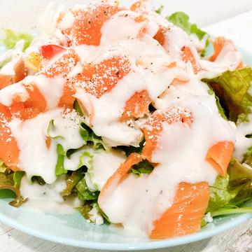 スモークサーモンのシーザーサラダ