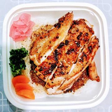 チー・鶏丼(おこげ飯、みそ汁、サラダ付き)