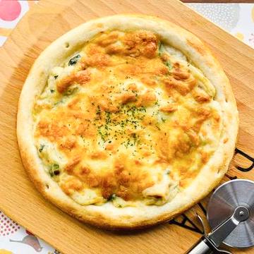 チキンとキノコのグラタンのピザ