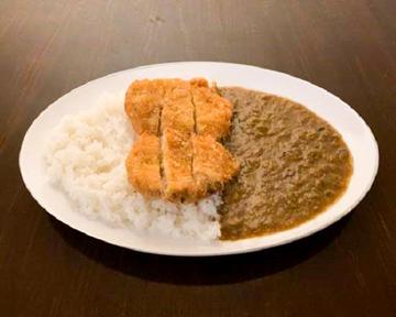 【根強く多くのファンに支持されている人気メニュー】オニオンチキンカツカレー
