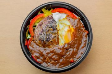 鳥益のロコモコ丼(特製カレーソース)(鳥益 牛肉100%ハンバーグ使用)