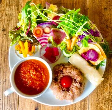 薬膳トマトベジカレーとおから春巻きプレート